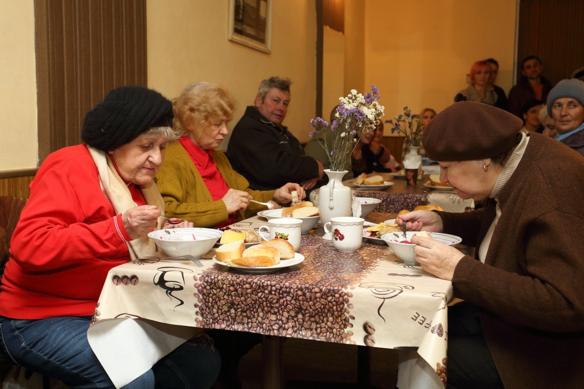 Щодня майже 60 соціально-незахищених тернополян можуть пообідати в «Благодійній їдальні» (ФОТО)
