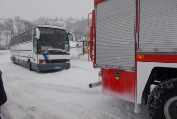На Тернопільщині рятувальники витягали Porsche Cayenne та польський автобус, які застрягли в заметах (ФОТО)