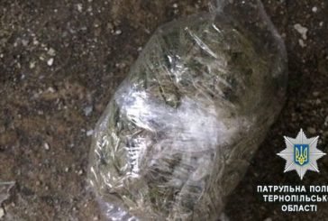 У Тернополі чоловік викинув пакетики з невідомою речовиною, походження яких так і не зміг пояснити та хотів утекти від поліції (ФОТО)