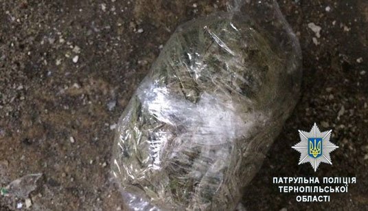 У Тернополі чоловік викинув пакетики з невідомою речовиною, походження яких так і не зміг пояснити та хотів утекти від поліції (ФОТО)