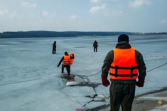 Співробітники ДСНС врятували від загибелі 7-х любителів підлідної риболовлі (ФОТОРЕПОРТАЖ)