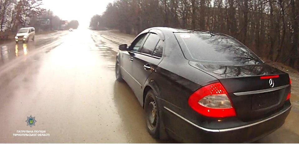 У Тернополі водій «Mercedes» заховав номерні знаки в багажник, аби не вкрали: вже раз платив викуп (ФОТО)