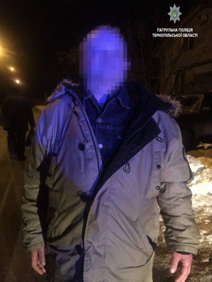 У Тернополі патрульні виявили чоловіка, який спав просто неба, з предметом, схожим на пістолет (ФОТО)