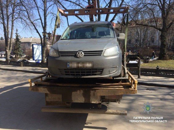 П’яний водій гасав у Тернополі Театральним майданом (ФОТО)