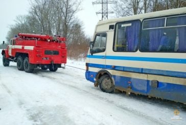 У Чорткові потрапив у снігову пастку пасажирський автобус (ФОТО)