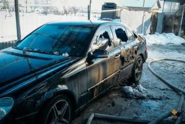 У Козівському районі згорів гараж, два легкових авто і вогонь пошкодив дорогий «Mercedes-Benz» (ФОТО)
