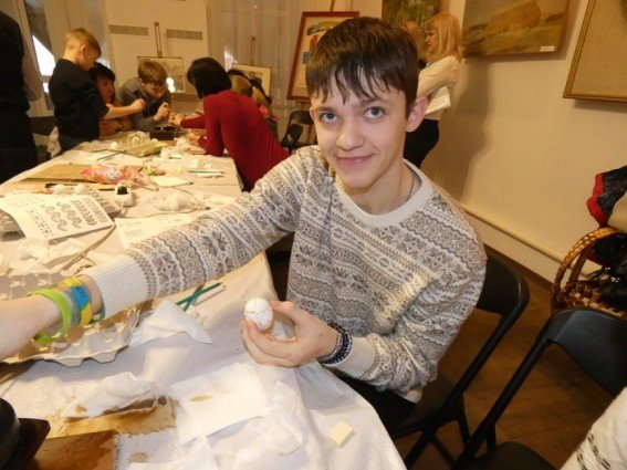 У Кременецькому краєзнавчому музеї провели майстер-клас з писанкарства з дітьми зі сходу України (ФОТО)
