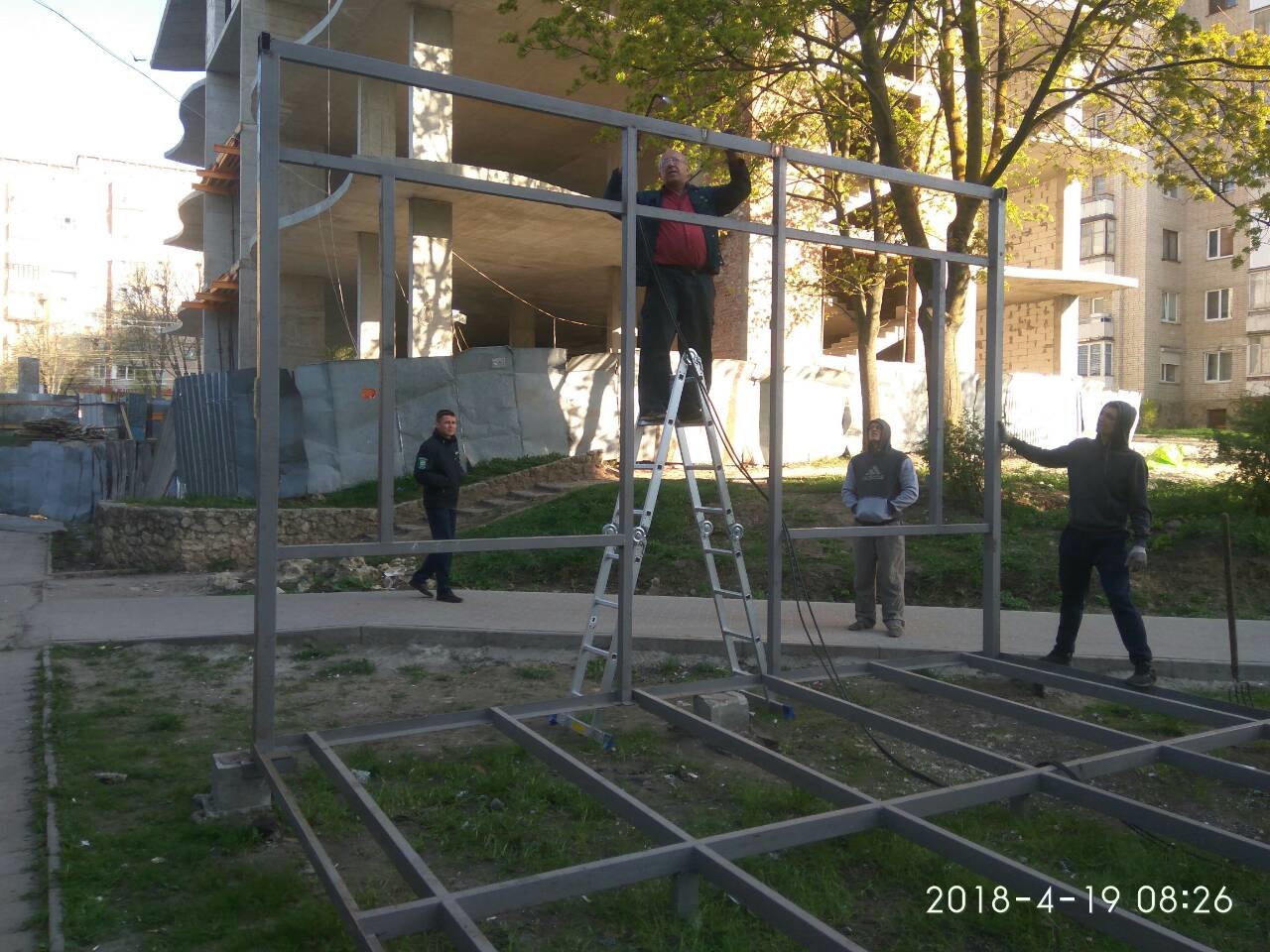 У Тернополі демонтували металевий каркас з бульвару Петлюри, 2, де мала «вирости» чергова незаконна «будка» (ФОТО)