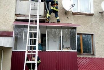 У Бучачі жінка вивішуючи одяг випала з балкону (ФОТО)
