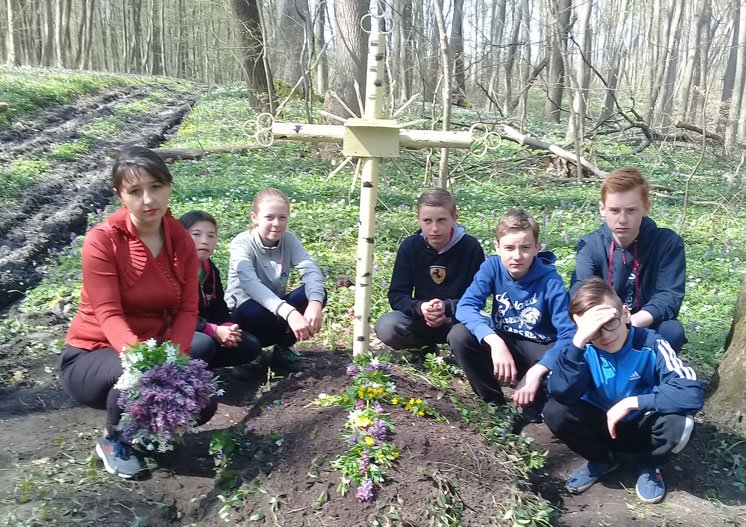 Школярі з Борщівки облаштували могилу бійця УПА у Чорному лісі (ФОТО)