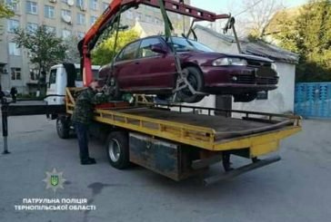 Авто, що перешкоджало виїзду з приватної території, тернопільські патрульні доставили на арештмайданчик (ФОТО)
