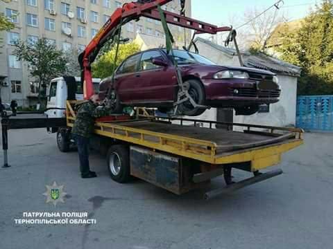 Авто, що перешкоджало виїзду з приватної території, тернопільські патрульні доставили на арештмайданчик (ФОТО)