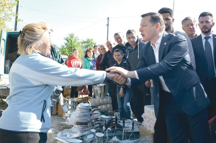 Лідер Радикальної партії Олег Ляшко на Тернопільщині прийшов на базар, щоб почути проблеми простих людей (ФОТО)