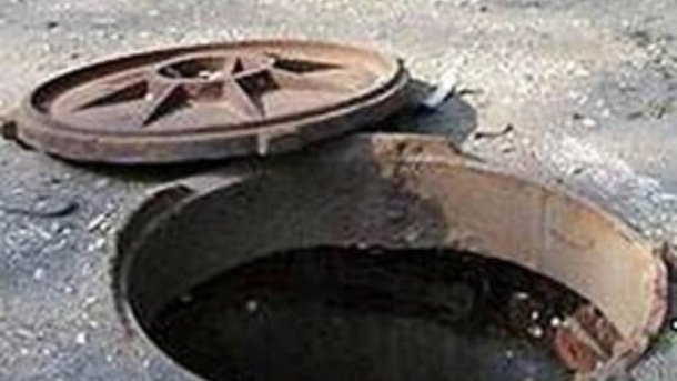У Тернополі спіймали викрадачів каналізаційного люку