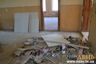 Ремонт на мільйон: гори сміття та грибок на стінах - жителі Почаєва шоковані, як полагодили дах єдиної у місті школи (ФОТО)