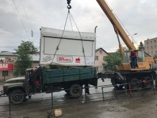 У Тернополі демонтували тимчасову споруду-автопричіп з майдану Перемоги