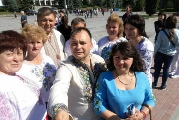 Спогад про свято: Тернопіль розквітнув вишиванками. Депутати з усієї області у національному вбранні встановили рекорд України (ФОТО)