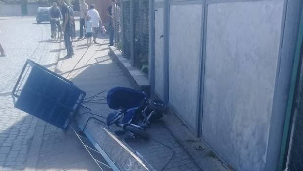 Жахлива трагедія у Хусті: лісовоз зачепив дроти потягнув стовп і той впав на матір з дитиною (ФОТО)