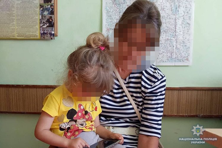 Мешканка Бережанщини так “доглядала” за дівчинкою, що поліцейським довелося помити і переодягнути дитину у чистий одяг