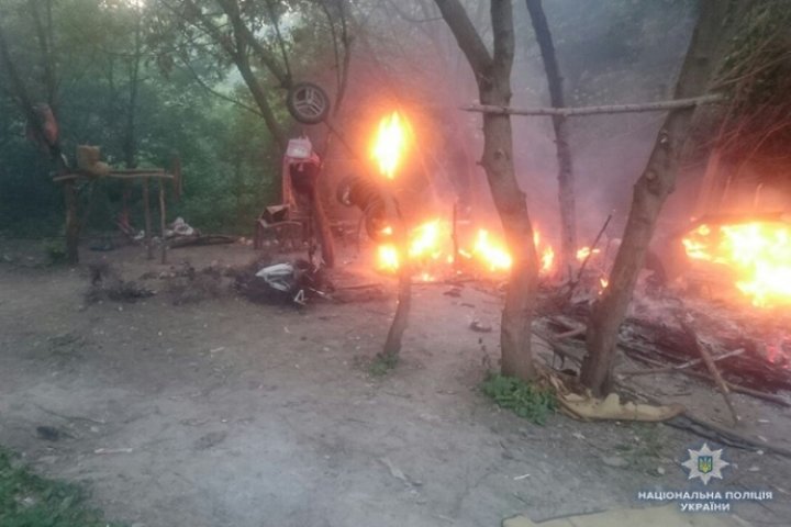 7 дорослих і 33 дітей: у Тернополі розгромили табір ромів