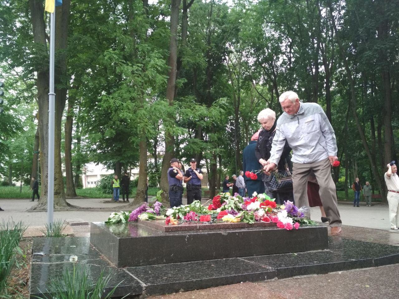 Квіти, сльози та дощ: як у Тернополі відзначали 9 травня (ФОТО)