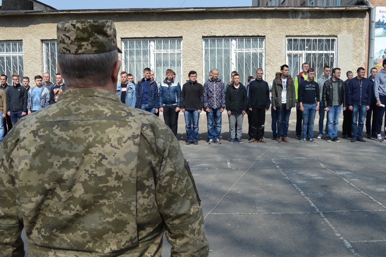 З Тернопільщини пішли служити до війська понад 400 призовників (ФОТО)