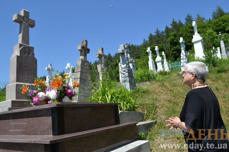 Племінниця Блаженнішого Любомира Гузара приїхала на Тернопільщину з Канади, щоб помолитися на могилі прадідуся (ФОТО)