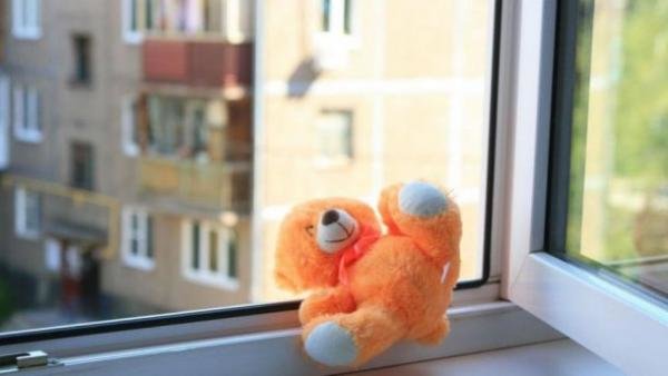 На Кременеччині з вікна четвертого поверху випала однорічна дитина