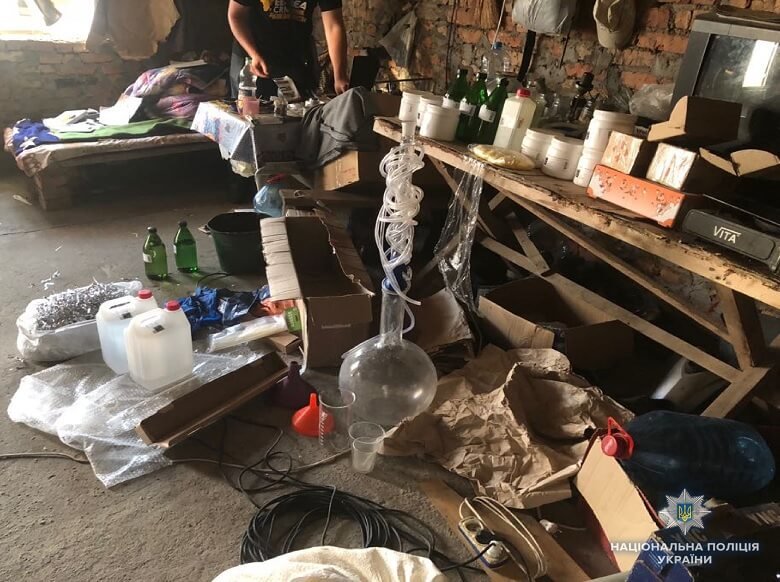 Правоохоронці Києва затримала чотирьох зловмисників, які виготовляли та збували наркотики (ФОТО, ВІДЕО)