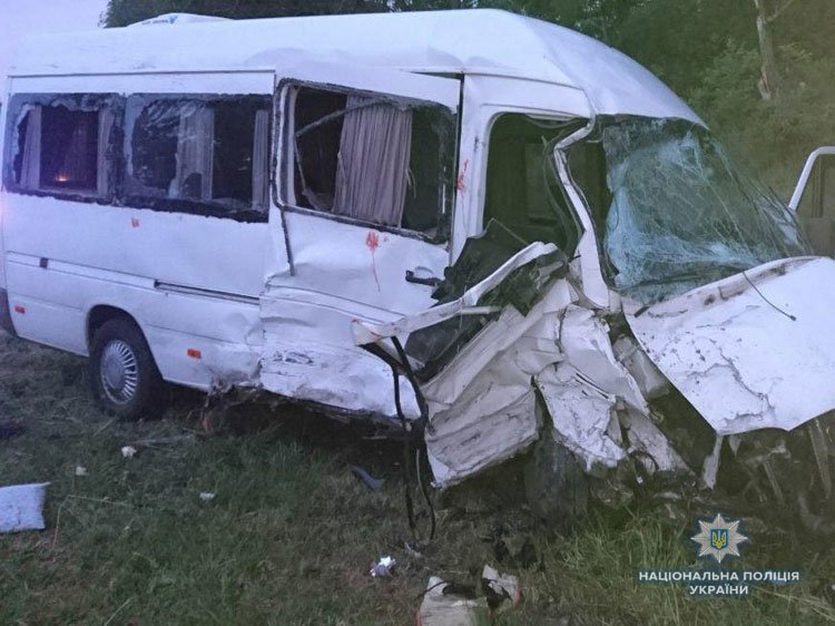 Моторошна аварія на Львівщині: на трасі зіткнулися два мікроавтобуси, є загиблий та поранені (ФОТО)