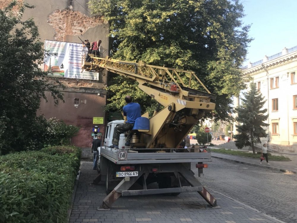 У Тернополі з фасадів почали демонтувати рекламні вивіски (ФОТО)