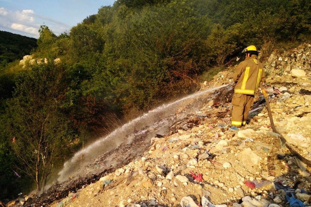 На Бережанщині горіло стихійне сміттєзвалище (ФОТО)