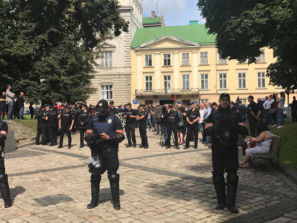 Провокативний міні-пікет у Львові охороняють десятки поліцейських (ФОТО)