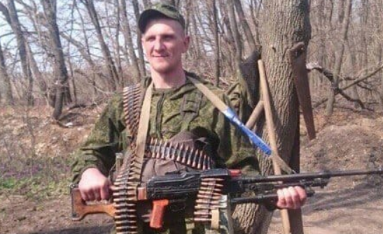 Зі стаканом у руках: у мережі показали фото “сміливого” найманця з РФ, який воював на Донбасі