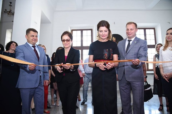 Марина Порошенко і посол США в Україні Марі Йованович відкрили відреставровану дзеркальну залу Вишнівецького палацу (ФОТО)
