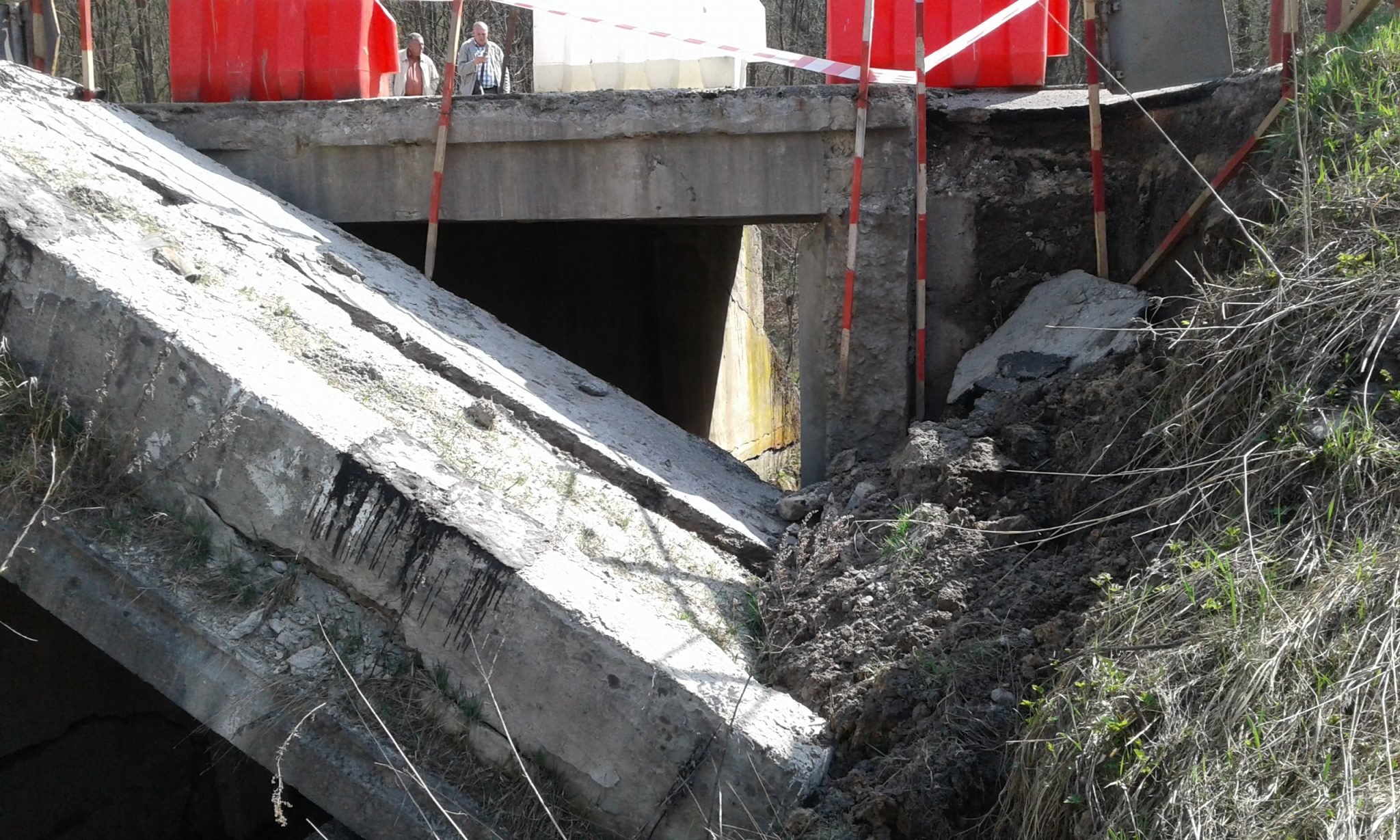 На Тернопільщині зруйнувалася опора містка на трасі національного значення (ФОТО)
