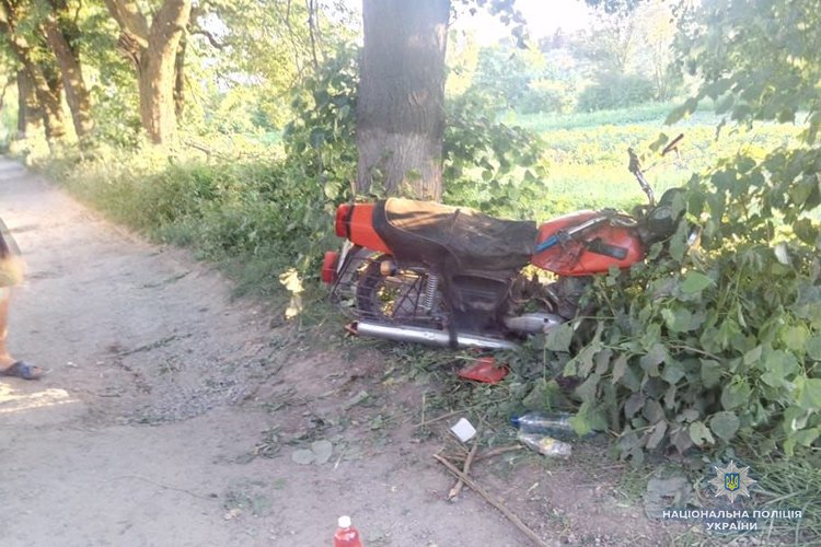 На Тернопільщині водій на мотоциклі загинув врізавшись у дерево, ще дві ДТП закінчились травмами різного ступеня (ФОТО)