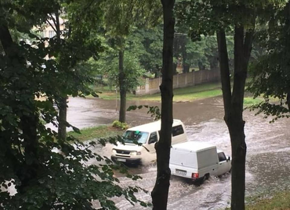 Затоплене Рівне: в мережі з’явилися фото залитих дощем вулиць