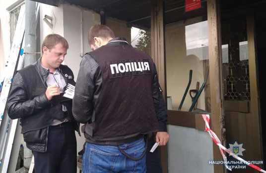 У Києві невідомі у масках забігли у приміщення адміністрації ринку, здійснили кілька пострілів, забрали гроші і втекли на автомобілі (ФОТО)