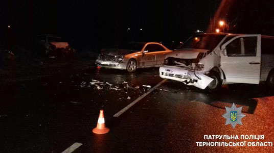 Уночі в Тернополі зіткнулося відразу три авто: є потерпілі, один з водіїв іномарки з місця пригоди втік (ФОТО)