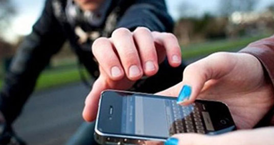 «Дай подзвонити»: двоє мешканців Тернопільщини втратили через шахраїв телефони
