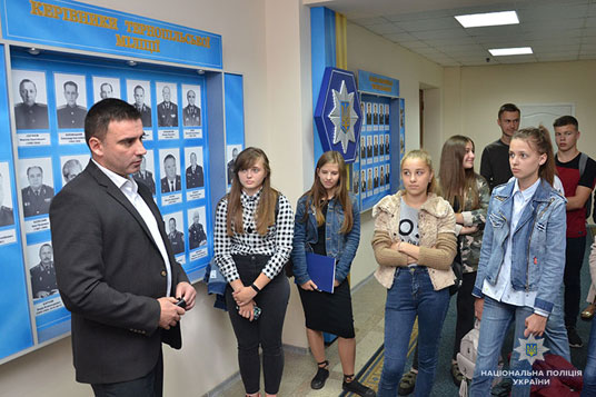 У Тернополі слухачі літньої школи «Лідер права» гостювали в управлінні поліції (ФОТО)