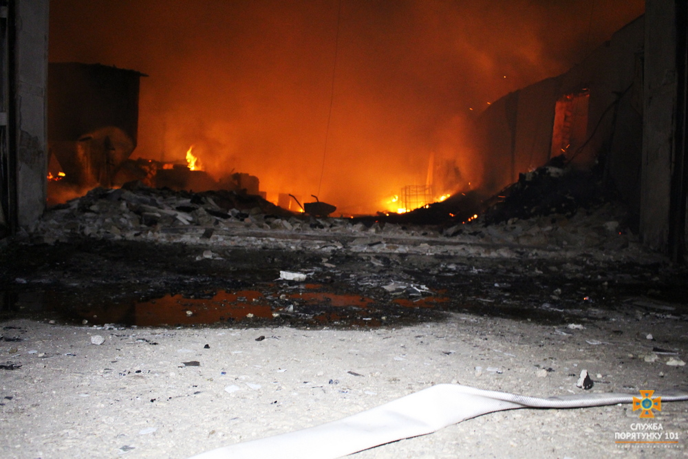 У Тернопільському районі склад від вогню рятували 6 одиниць техніки і 33 пожежних (ФОТОРЕПОРТАЖ)