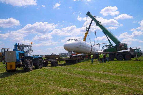 На металобрухт: як прибирали аварійний літак з посадкової смуги у Жулянах (ФОТОРЕПОРТАЖ)