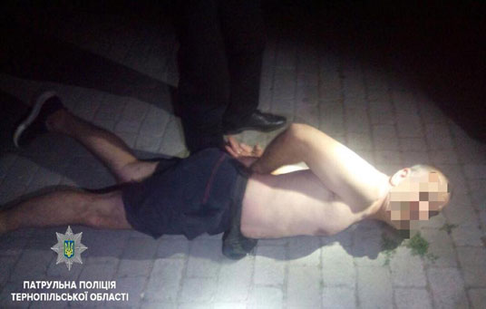У Тернополі затримали неадеквата, який кидався на дружину та племінника з ножем (ФОТО)