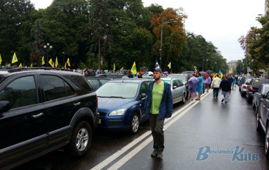 Тисячі людей штурмують центр Києва (ФОТО, ВІДЕО)