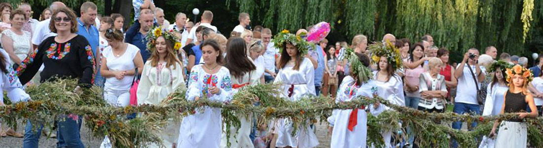 У Теребовлі сплели найдовший в Україні вінок: купальський символ вагою 720 кілограмів створили 65 жінок і дівчат (ФОТОРЕПОРТАЖ)