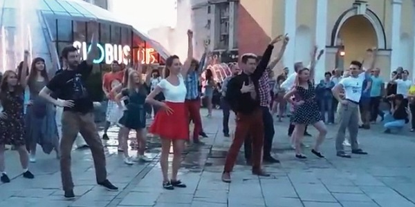 Фанати бугі-вугі влаштували запальний флешмоб на Майдані (ВІДЕО)
