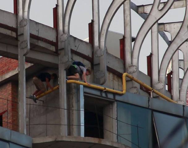 Нові розваги у Києві: як піднятися по газовій трубі на висотку (ФОТО)