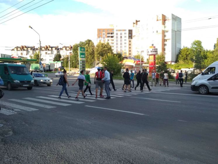 На вулиці 15 Квітня перекрили дорогу: люди протестують проти забудови в парку (ФОТО, ОНОВЛЮЄТЬСЯ)